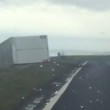 Camion si ribalta in autostrada per colpa del vento2