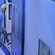 Milano, ecco aggressore del martello che sale in treno