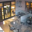 Rubano piccone, entrano nel bar prendono 100 euro
