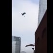YOUTUBE Base jumper si getta dallo Shard di Londra FOTO 3