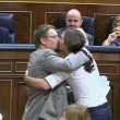 Spagna, Iglesias bacia su labbra leader catalano