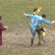 VIDEO Calcione all'arbitro da dietro, follia in campo