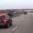 YOUTUBE Auto tallona auto su corsia di sinistra e finisce fuori strada01