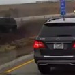 YOUTUBE Auto tallona auto su corsia di sinistra e finisce fuori strada03
