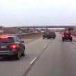YOUTUBE Auto tallona auto su corsia di sinistra e finisce fuori strada04