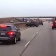 YOUTUBE Auto tallona auto su corsia di sinistra e finisce fuori strada05