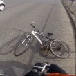 YOUTUBE Lasciano bici in strada: così rapinano automobilisti04