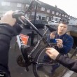 YOUTUBE Lasciano bici in strada: così rapinano automobilisti01