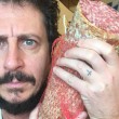 Luca Bizzarri, salame pro Cruciani. Facebook rimuove FOTO...