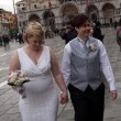 Nozze gay a Venezia: sì in gondola per Amy e Nicole FOTO