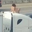 Donna nuda balla su camion in autostrada5