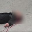 Soldato israeliano spara a palestinese in terra 1