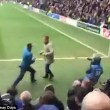 Pugni a bordo campo, tifoso fa invasione: messo ko
