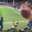 Pugni a bordo campo, tifoso fa invasione: messo ko