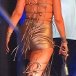 Rihanna a Miami: sexy abito dorato, cosce scoperte2