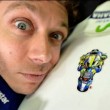 Valentino Rossi in tv con Pio e Amedeo: gara di sputi..