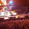 Axl Rose ha la gamba rotta: a Las Vegas canta seduto4