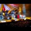 Axl Rose ha la gamba rotta: a Las Vegas canta seduto3