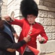 Buckingham Palace: schiaffo a guardia8