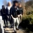 Bulli inseguono 17enne e lo picchiano senza motivo