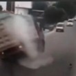 Camion frena per evitare bambino e si ribalta