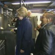 YOUTUBE Hillary Clinton in metro non sa come timbrare 4