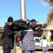 Isis crocifigge otto "infedeli" a Raqqa2