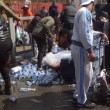 Pubblico ruba acqua minerale durante Maratona Londra12