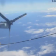 Rifornimento in volo: eliche quasi sfiorano il tubo2