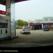 Riparte con la pompa benzina attaccata all'auto2