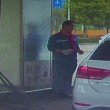 Riparte con la pompa benzina attaccata all'auto