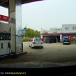 Riparte con la pompa benzina attaccata all'auto3