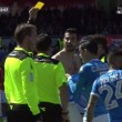 Napoli, Albiol maglia strappata: la toglie e porge a arbitro