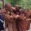 Tre monaci buddisti si picchiano: addio calma zen 6