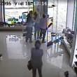 Uragano travolge negozio scarpe e distrugge tutto2