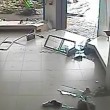 Uragano travolge negozio scarpe e distrugge tutto