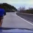 Vuole buttarsi dal ponte, poliziotto corre e lo ferma