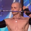 VIDEO YOUTUBE Britain's Got Talent: Alex Magala mangia spade 3