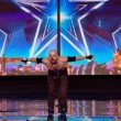 VIDEO YOUTUBE Britain's Got Talent: Alex Magala mangia spade 6