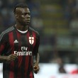 Milan, Balotelli prova ad abbattere il drone col pallone