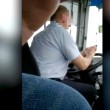 Voghera, manda sms e guida il bus con i gomiti VIDEO2