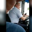 Voghera, manda sms e guida il bus con i gomiti VIDEO