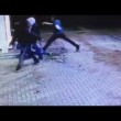 YouTube, rissa dal benzinaio: calci a ragazzo a terra2