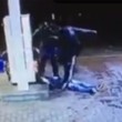 YouTube, rissa dal benzinaio: calci a ragazzo a terra6