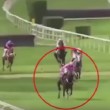 YOUTUBE Cavallo sbanda e travolge famiglia all'ippodromo