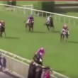 YOUTUBE Cavallo sbanda e travolge famiglia all'ippodromo