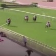 YOUTUBE Cavallo sbanda e travolge famiglia all'ippodromo