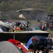 YOUTUBE Contadino abbatte col trattore tende immigrati3