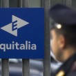 Esattore Equitalia bussa a casa: lui gli dà calcio ai testicoli