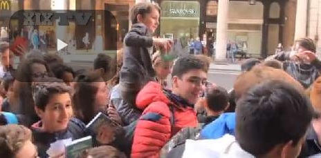 Dezxter a Genova: in mille coda per lo "Youtuber"